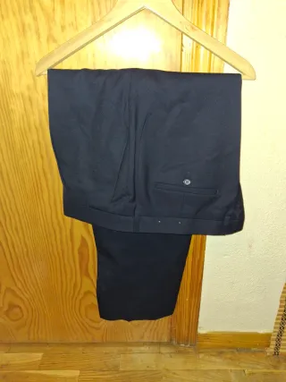 Traje de hombre azul y negro