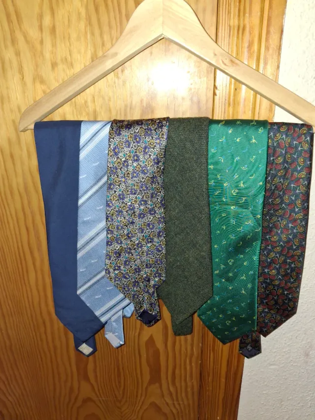 Traje de hombre azul y negro