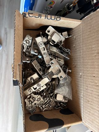 Bisagras con freno para muebles nuevas a estrenar.