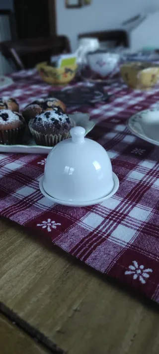 Piccola burriera in porcellana bianca