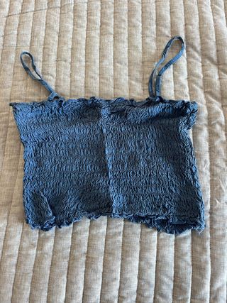 Top azul fruncido con tirantes