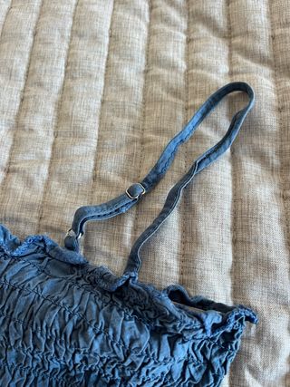 Top azul fruncido con tirantes