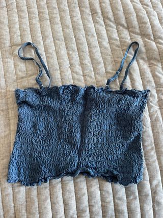 Top azul fruncido con tirantes