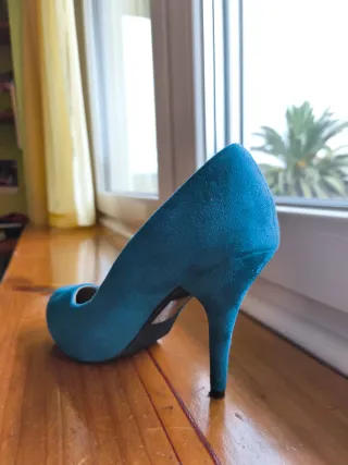 Zapatos de tacón azul turquesa
