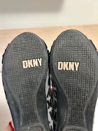 Zapatos planos DKNY grises y negros