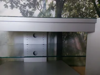 Mueble TV y DVD con ruedas invisibles y estante