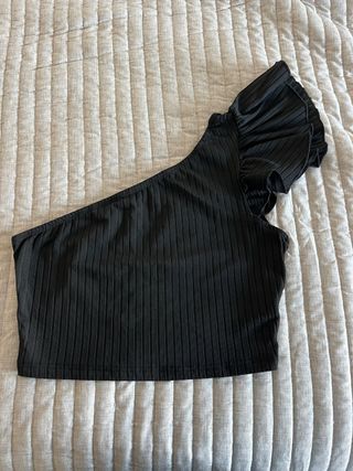 Top negro asimétrico con volantes