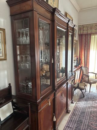 Mueble vitrina madera y cristal.