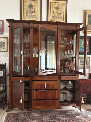 Mueble vitrina madera y cristal.