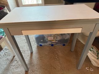 Mesa de cocina gris y blanca