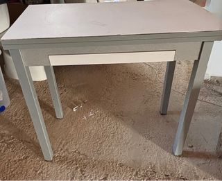 Mesa de cocina gris y blanca