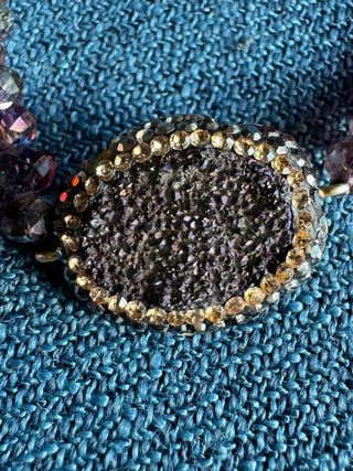 Pulsera plata y cuentas con centro ovalado.