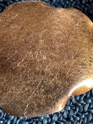 Pulsera plata y cuentas con centro ovalado.