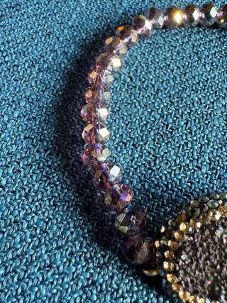 Pulsera plata y cuentas con centro ovalado.