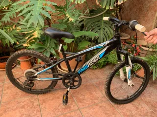 Dos bicicletas infantiles