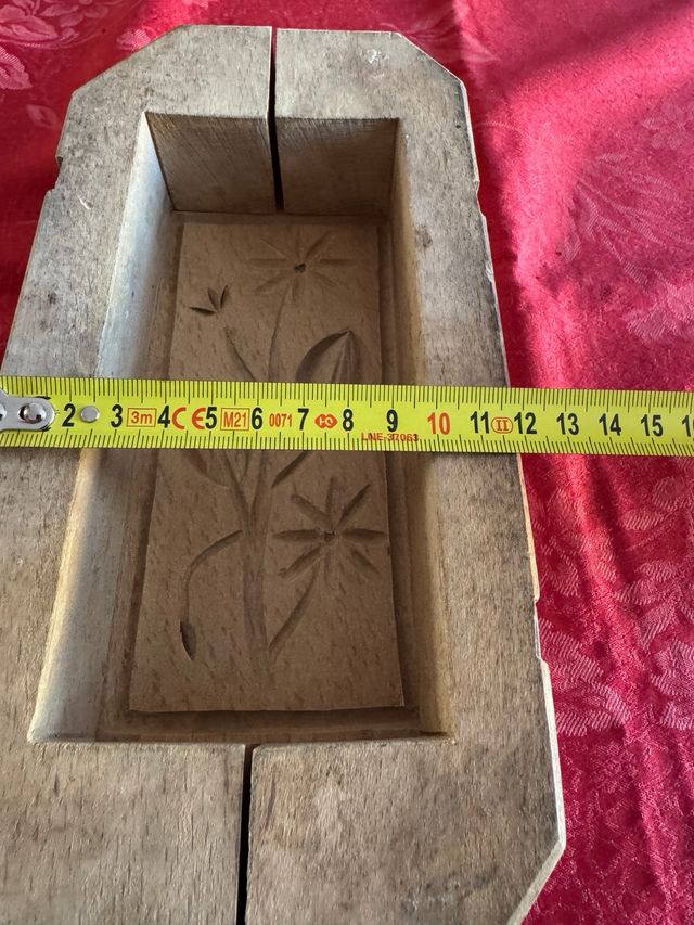 Vecchio stampo in legno per burro