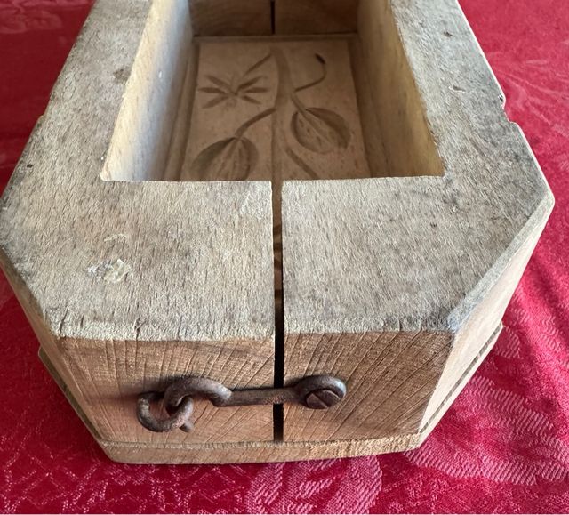 Vecchio stampo in legno per burro