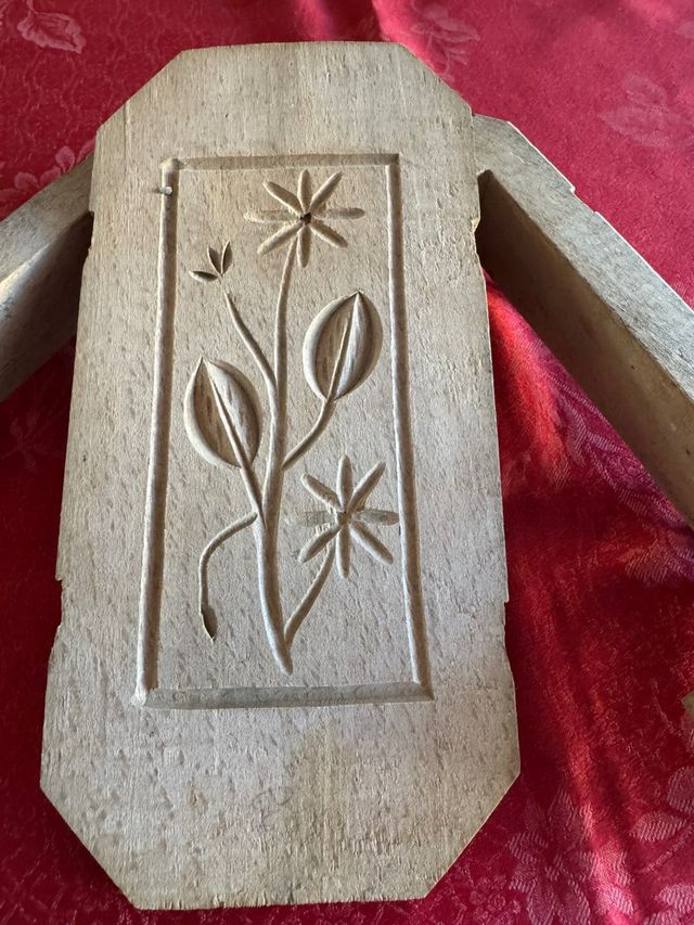 Vecchio stampo in legno per burro