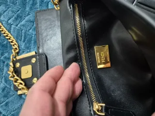 Borsa Fendi nera con dettagli oro