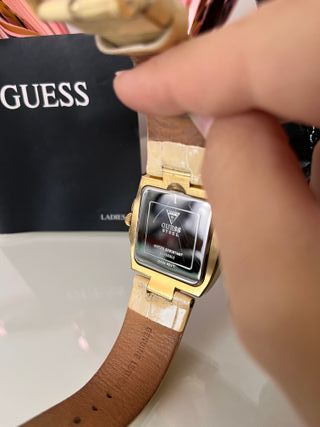 Reloj Guess Dorado con Cristales