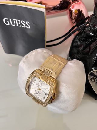 Reloj Guess Dorado con Cristales