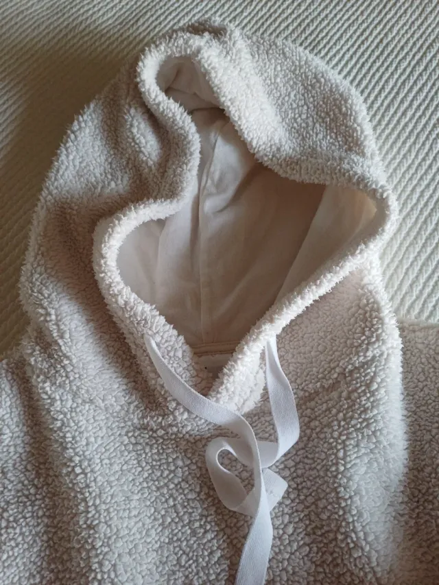 Sudadera beige peluche