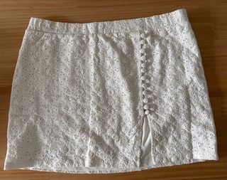 Falda corta blanca bordada