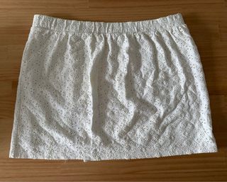 Falda corta blanca bordada
