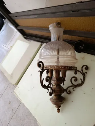 Lampadario antico in metallo e vetro