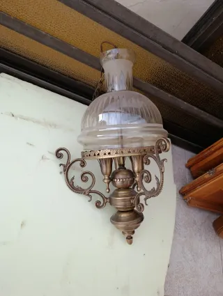 Lampadario antico in metallo e vetro