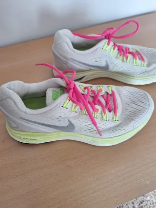 Zapatillas deportivas Nike blancas y rosas