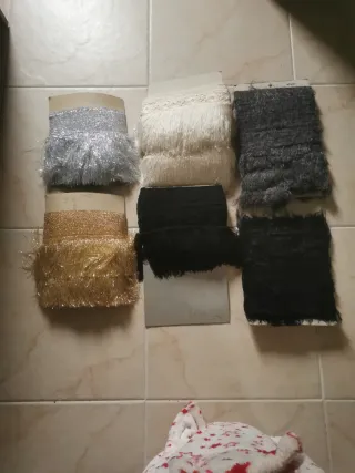 Tiras de flecos de encaje, y de plumas.