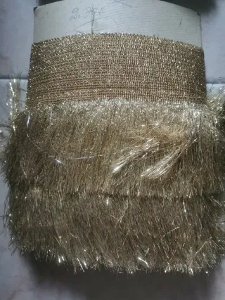 Tiras de flecos de encaje, y de plumas.