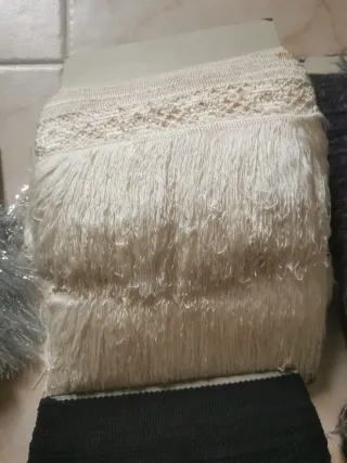 Tiras de flecos de encaje, y de plumas.