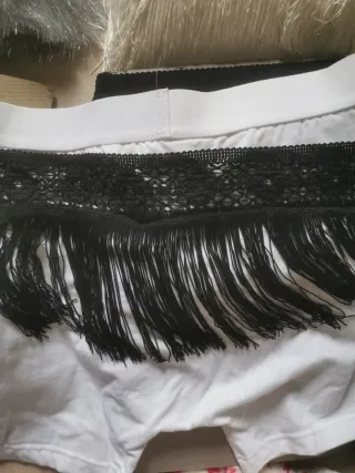 Tiras de flecos de encaje, y de plumas.