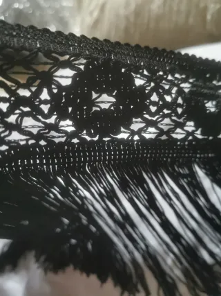 Tiras de flecos de encaje, y de plumas.