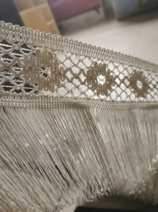 Tiras de flecos de encaje, y de plumas.