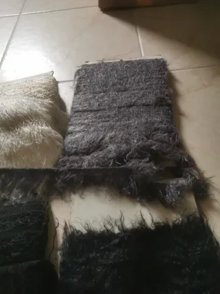 Tiras de flecos de encaje, y de plumas.