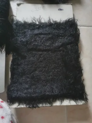 Tiras de flecos de encaje, y de plumas.