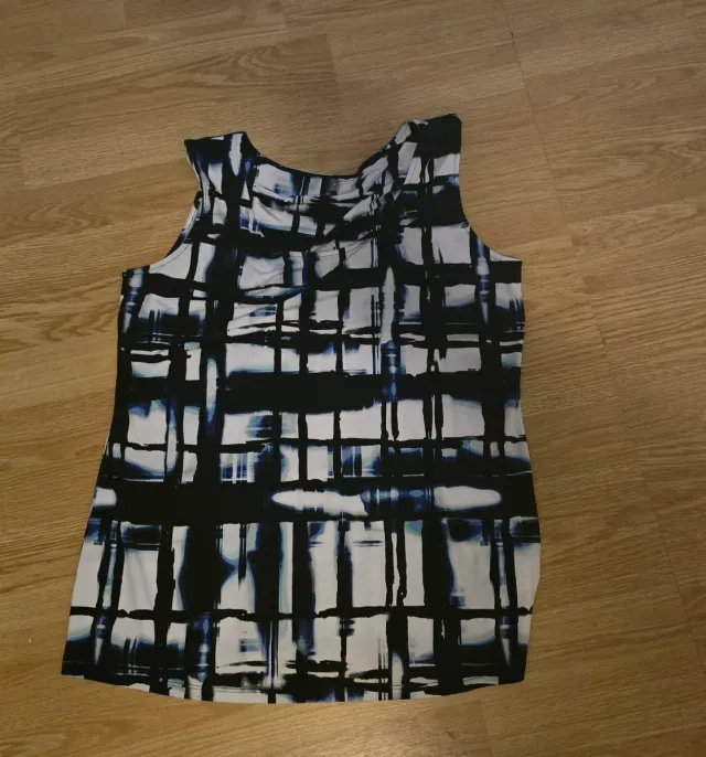 Top sin mangas estampado M y blazer blanco 12P