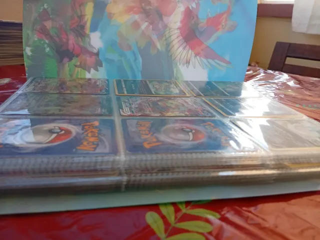 Álbum de Pokémon con arte de Ho-Oh y Lugia