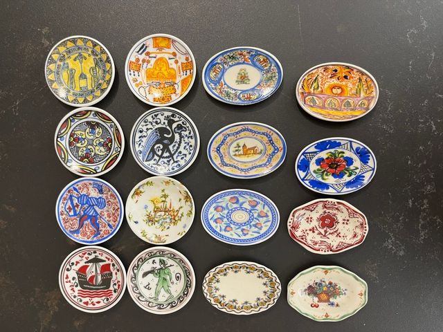16 Platos de Cerámica Miniatura.