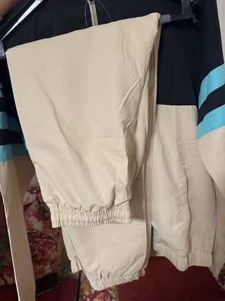 Conjunto chándal beige y negro