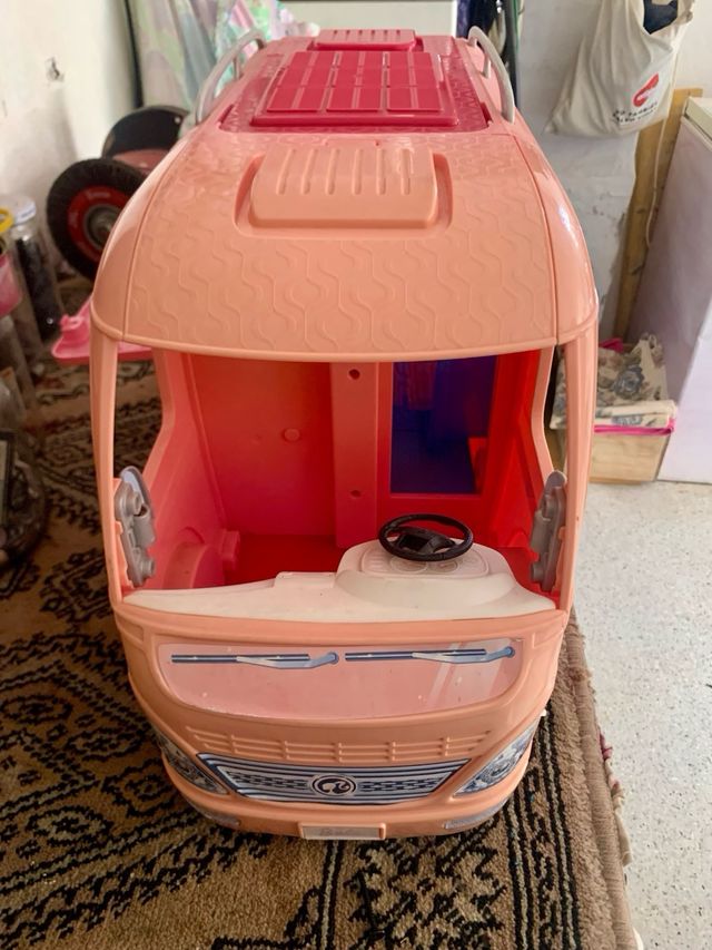 Muñecas Barbie y autocaravana Barbie