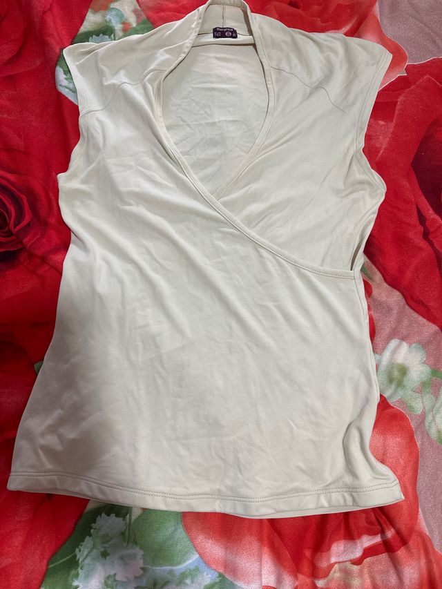 Top Bershka beige sin mangas