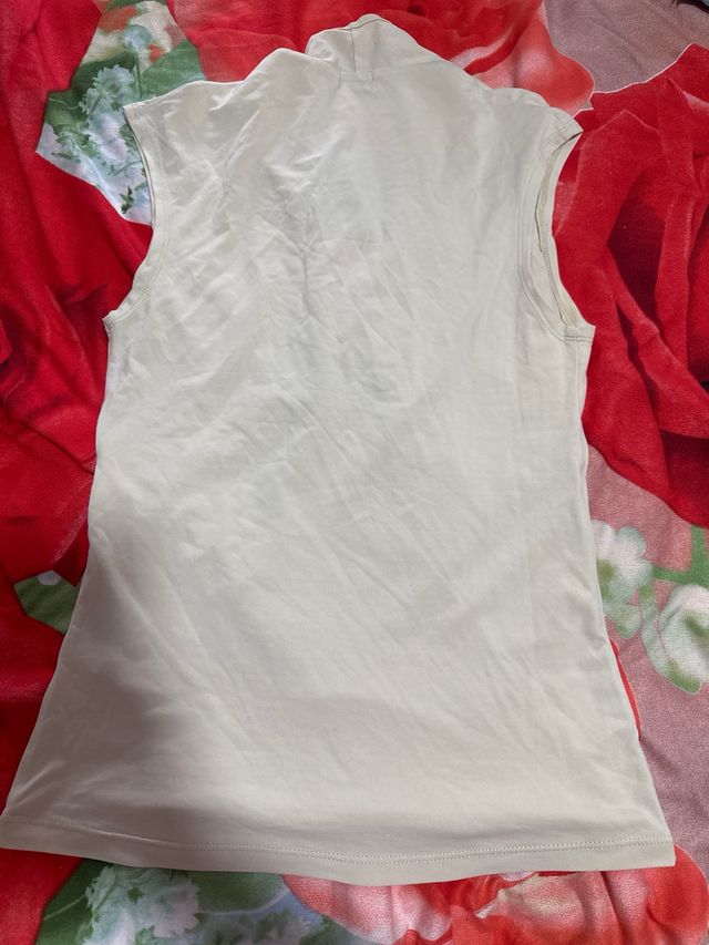 Top Bershka beige sin mangas