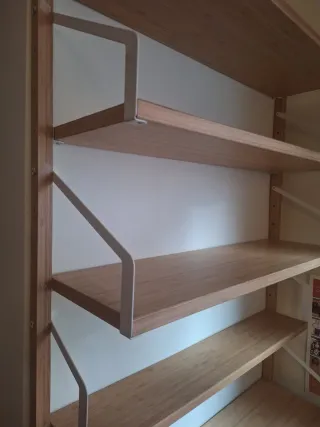 Scrivania e scaffali in bambù