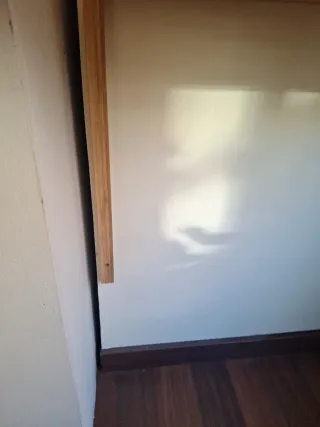 Scrivania e scaffali in bambù