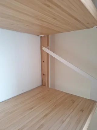 Scrivania e scaffali in bambù