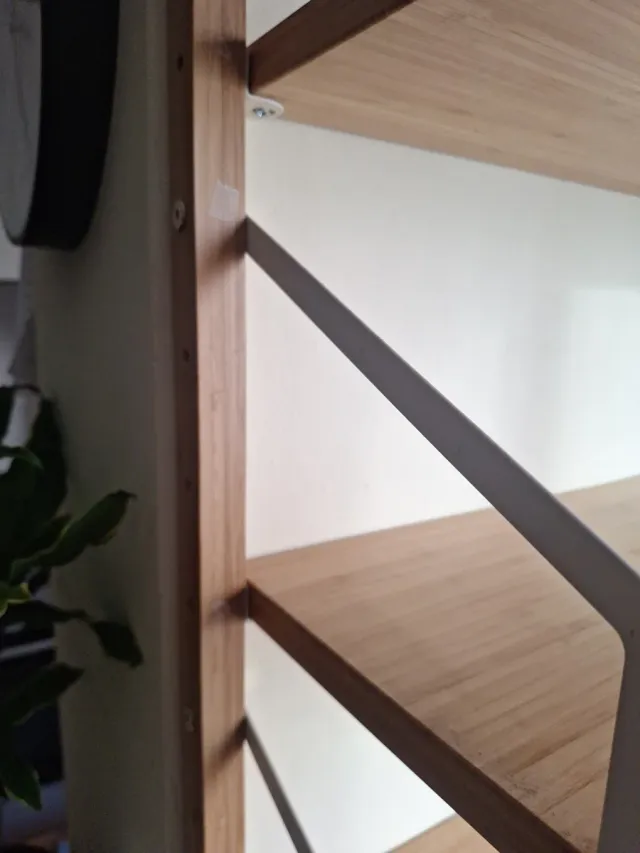 Escritorio y estanterías de bambú